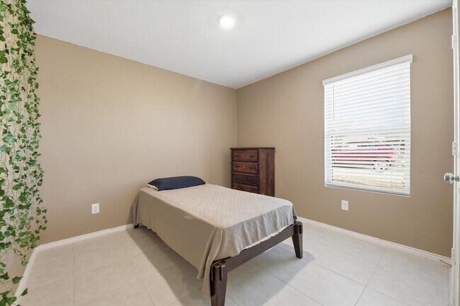 Building Photo - 1393 Beach Dr