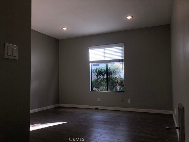 Building Photo - 21 Streamwood-
