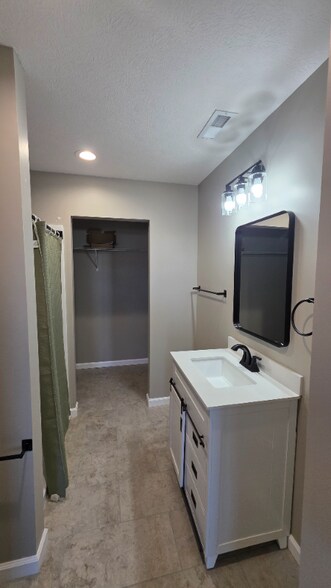 Building Photo - 416 S Central Ave