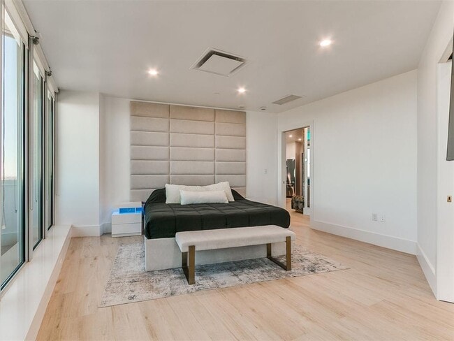 Building Photo - 5900 Mosteller Dr