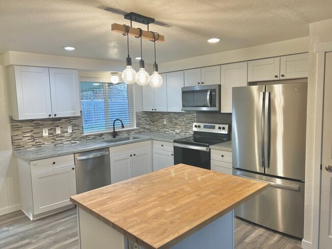 Building Photo - AVAILABLE NOW! 3BD 1.75 BATH SINGLE STORY HOME LARGE CORNER LOT