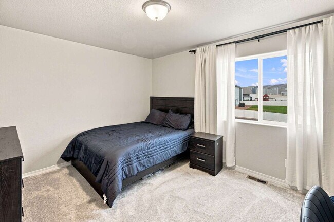 Building Photo - Beautiful 2025-Built 5 Bedroom Home with Finished Walk-Out Basement