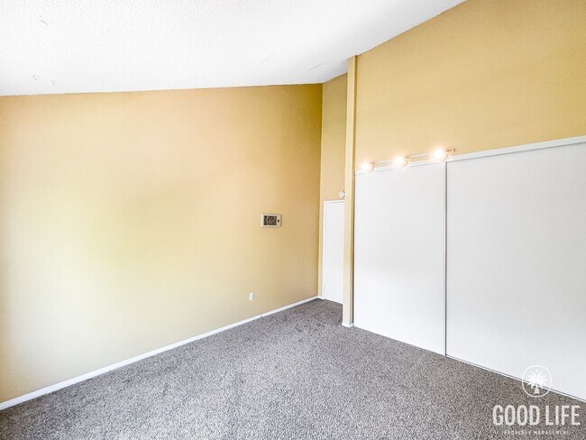Building Photo - Spacious 3BD/2.5BA Townhouse in UTC W/ 2-C...
