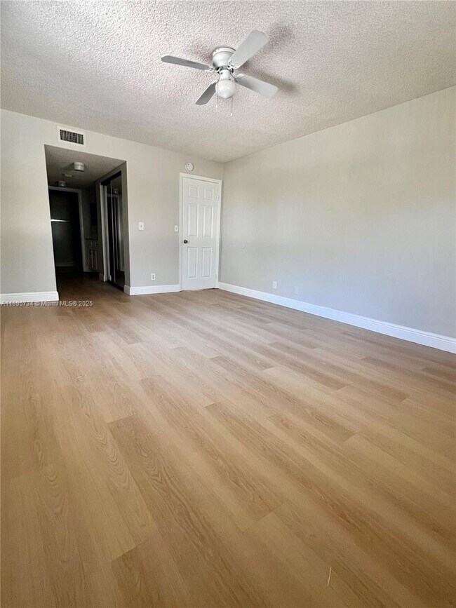 Building Photo - 9855 Westview Dr