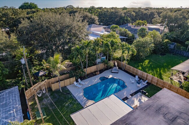 Building Photo - 716-720 Southwest 14th Court-SI FL1-ID1475646P
