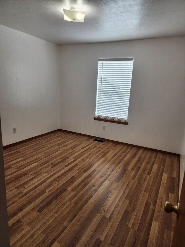 Building Photo - Newly remodeled 3 bedroom home!