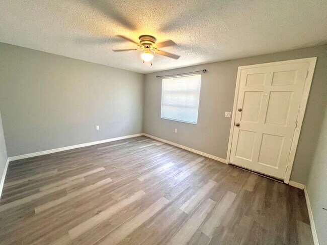 Building Photo - Adorable Renovated 2BD/1BTH Villa in 55+ C...
