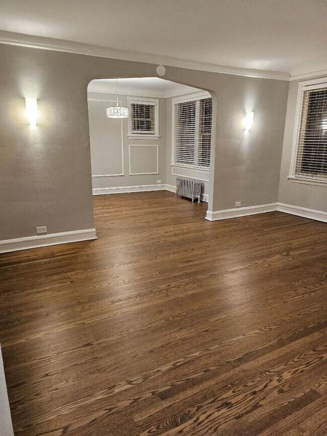 Building Photo - East Rogers Park One Bedroom **ONE MONTH FREE*