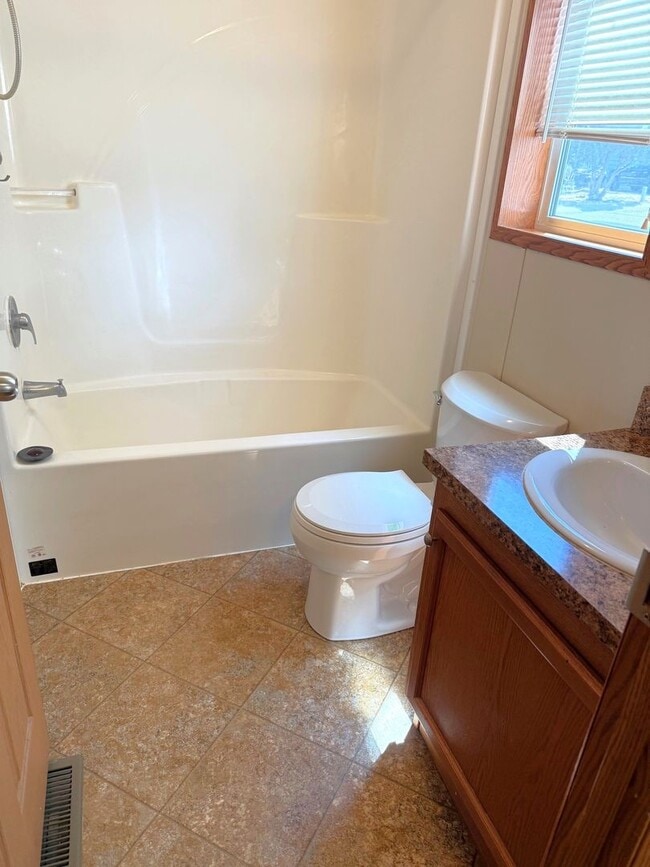 Building Photo - 3 bedroom, 2 bath Mobile Home