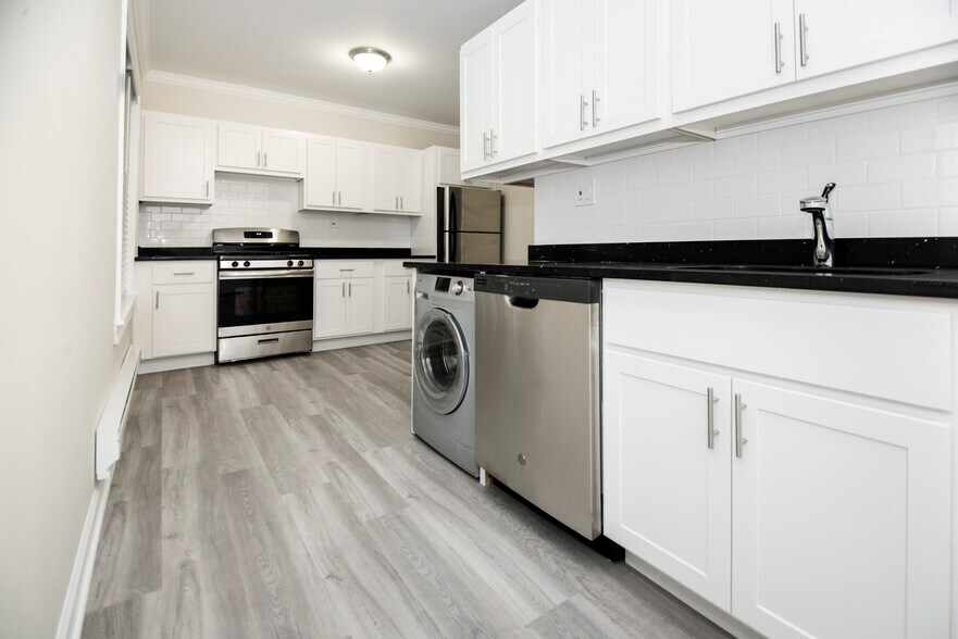 Building Photo - 839 W Cornelia Ave