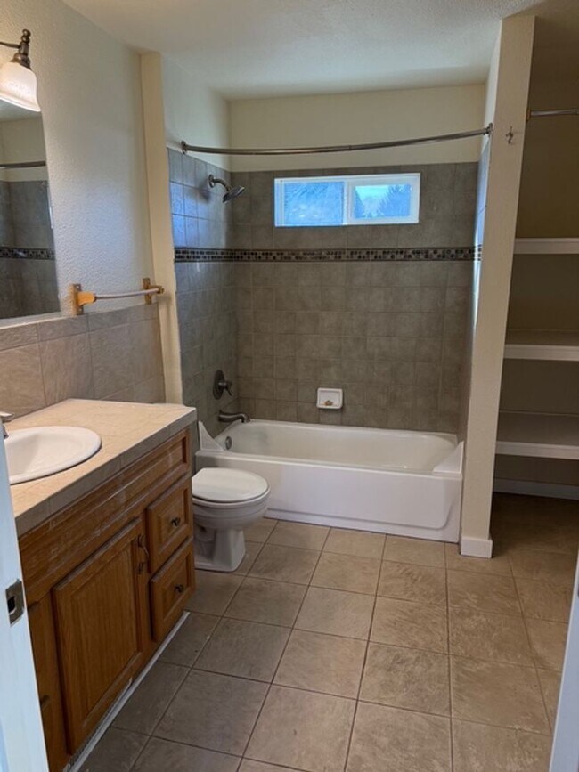 Building Photo - 600B00