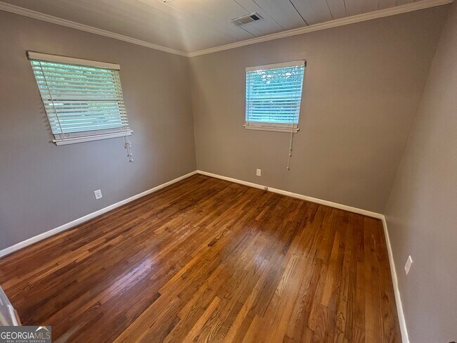 Building Photo - 1020 Tuxedo Ln