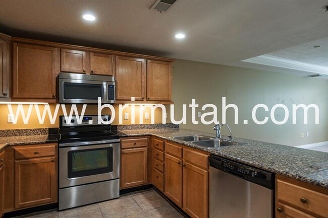 Building Photo - 3075 E Kennedy Dr