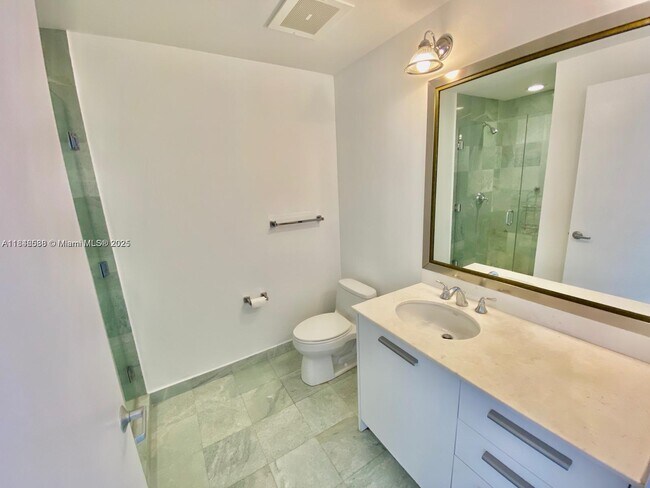 Building Photo - 1060 Brickell Ave