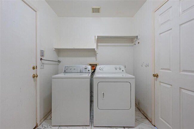 Building Photo - 14716 Lantern Dr