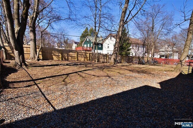 Building Photo - 116 Maple Ave