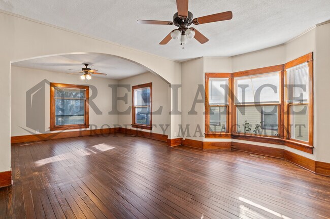 Building Photo - 221 S Glenn St