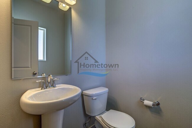 Building Photo - Beautiful 3 bed 2.5 bath Home in Post Falls