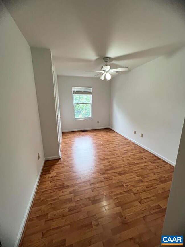 Building Photo - 123 Danbury Ct