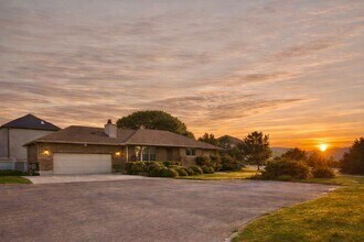 Building Photo - 5 BD 3 BA 2900 sq ft HOME IN DRAPER.