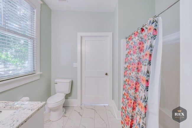 Building Photo - Central Location, Hardwood Floors, Recently Updated