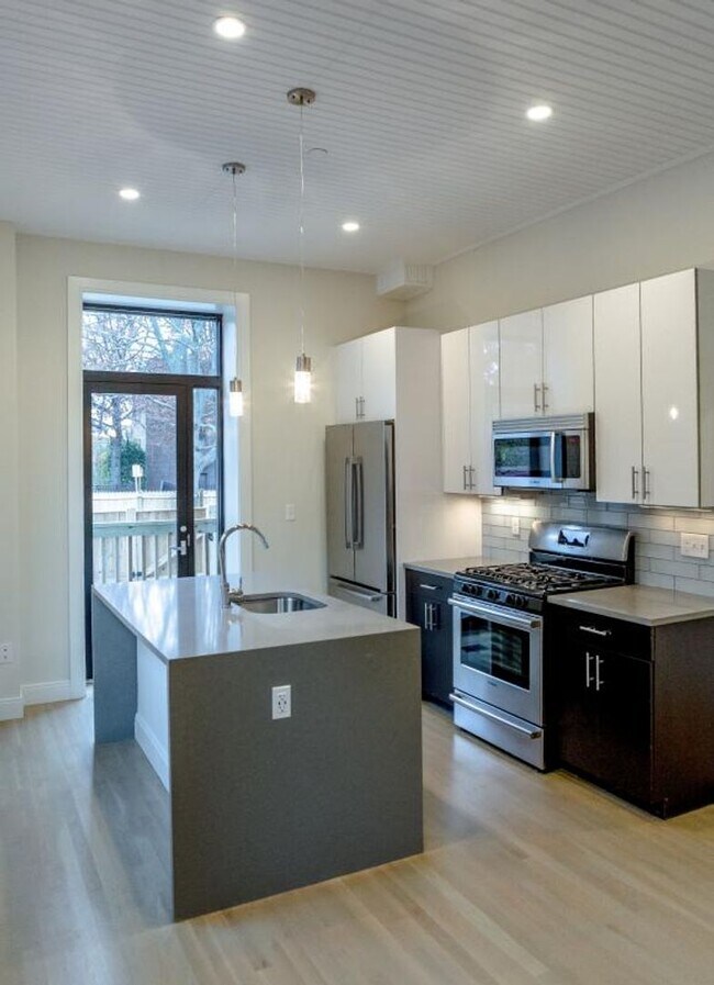 Building Photo - Charming 3 Bedroom-No Broker Fee