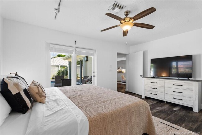 Building Photo - 1229 SW Dyer Point Rd