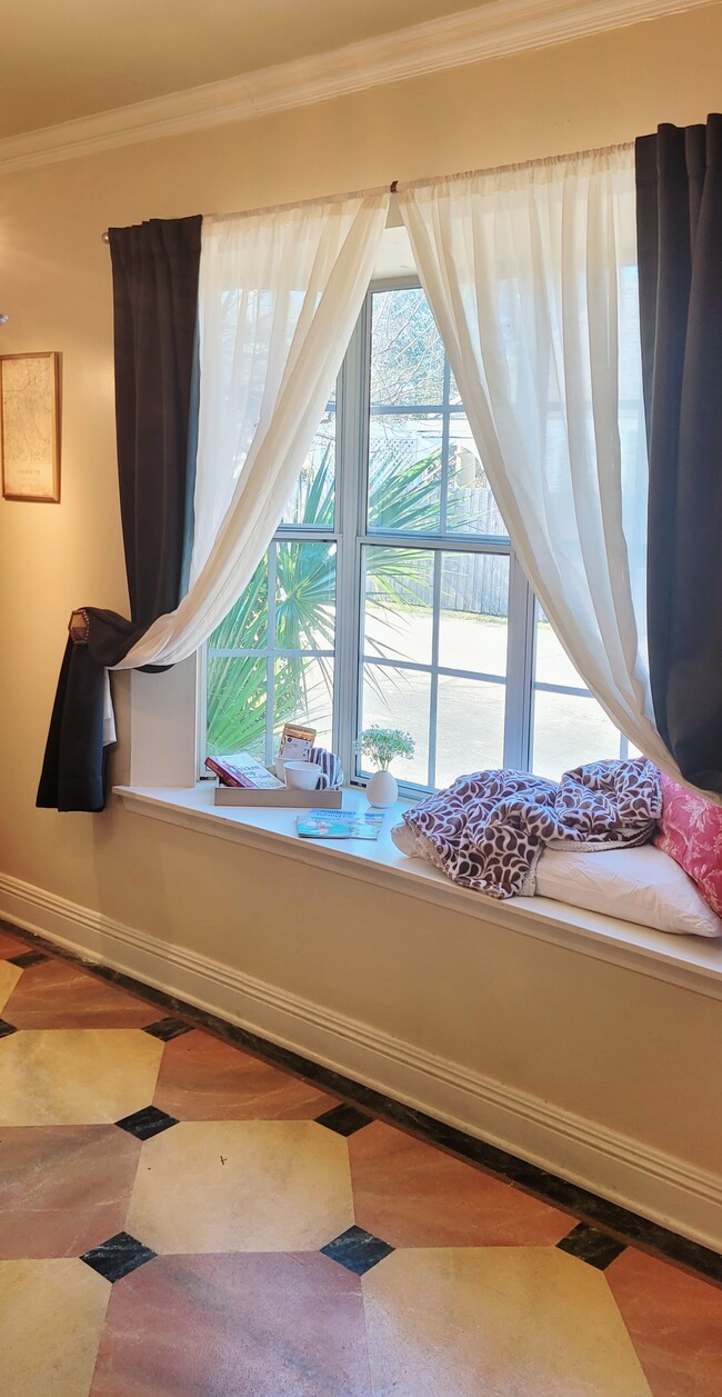 Beautiful & Bright Bay Area Bench/Reading Nook (Hand-Painted Moroccon floors throughout 1st Floor) - 416 Doucet Rd