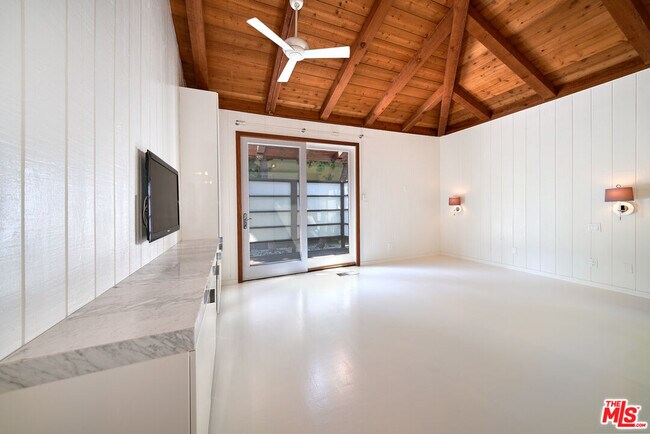 Building Photo - 201 S Larchmont Blvd