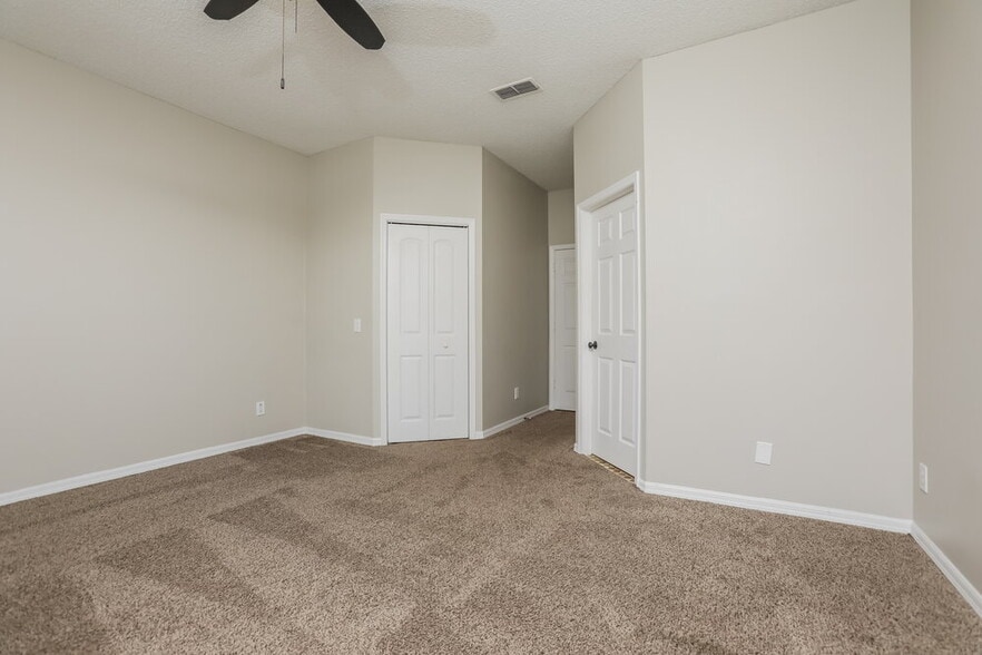 Building Photo - 13761 Meadowpark Ave