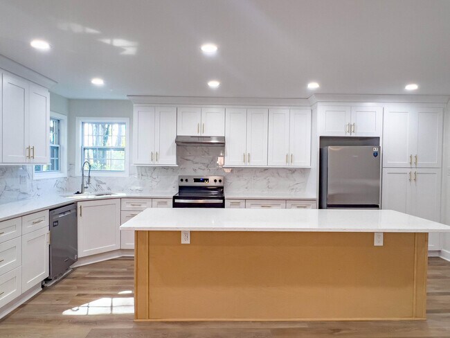 Building Photo - 4196 Hedgerow Ln