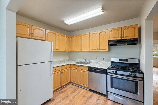 Building Photo - 876 College Pkwy