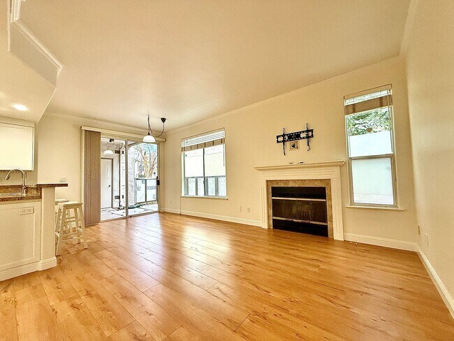 Building Photo - Charming Ground-Floor 2 Bedroom 1 bath Condo close to downtown!