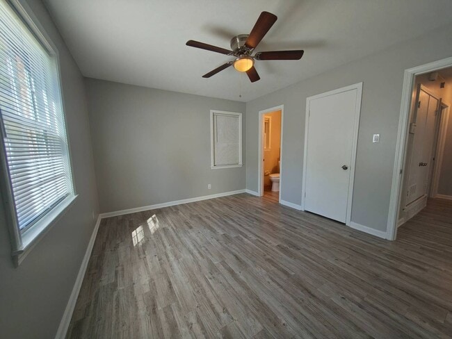 Building Photo - Very Nice Newly Renovated Home in Parkway ...