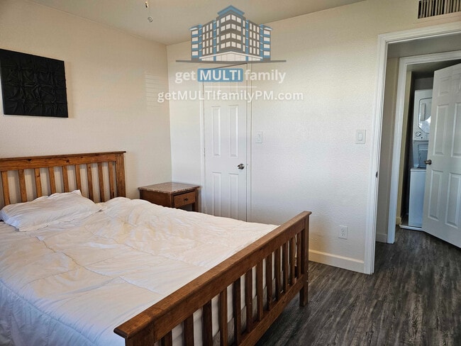 Building Photo - 515 W Pebble Beach Dr