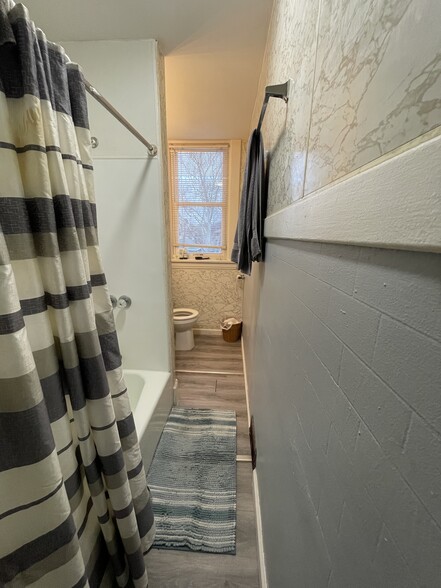 Building Photo - 615 Greenfield Ave