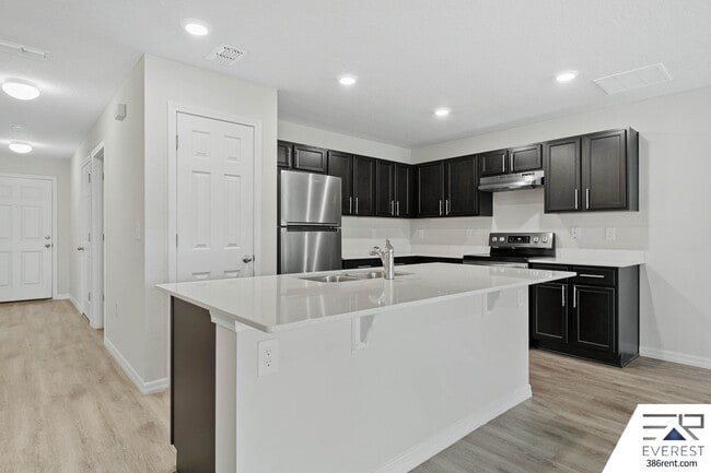 Building Photo - LIKE NEW 3/2/1 TOWNHOUSE IN DESIRABLE SEMINOLE WOODS