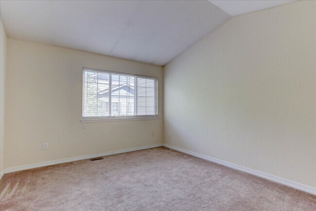 Building Photo - 930 Button Rock Dr