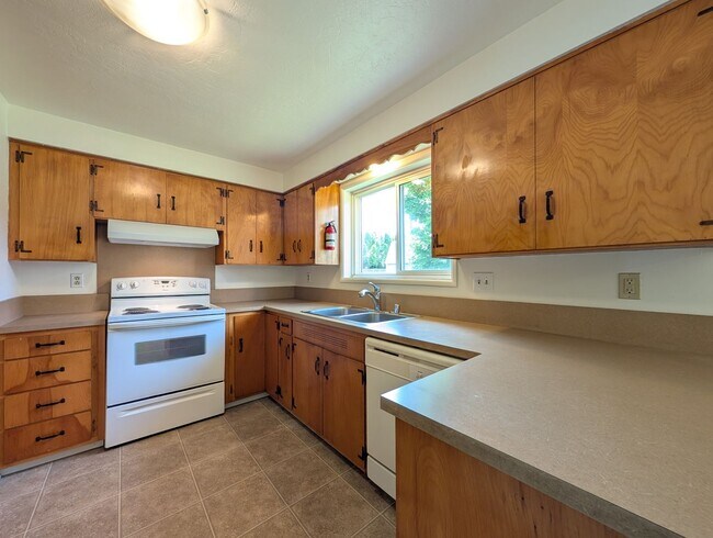 Building Photo - 3-Bedroom, 2-Bath Home In The River Road A...