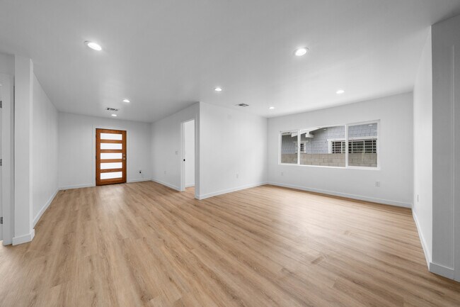 Building Photo - 1537 N Kingsley Dr