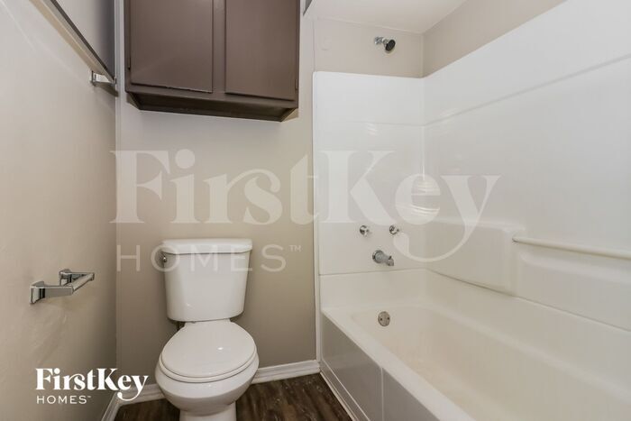 Building Photo - 15310 Meadow Village Dr