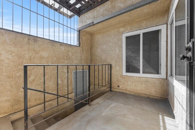 Building Photo - Spacious Condo Near Bakersfield College – Prime Location!