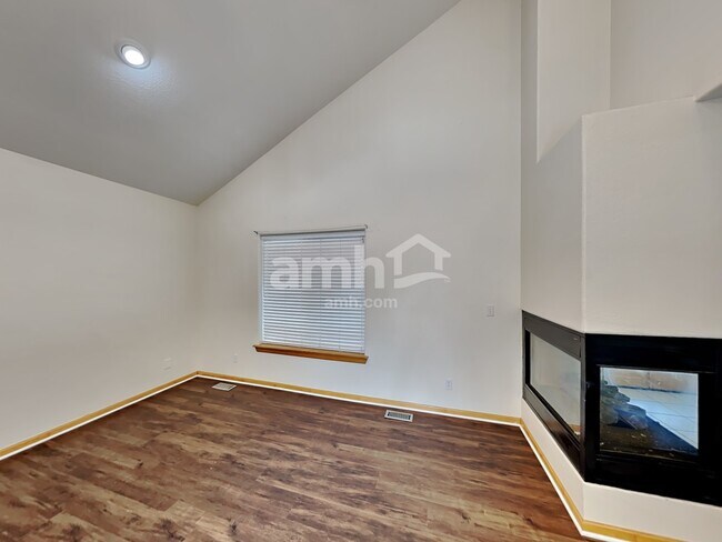 Building Photo - 522 N 8th Ct