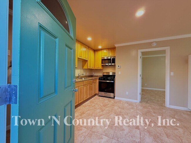 Building Photo - 1687 Siskiyou Dr