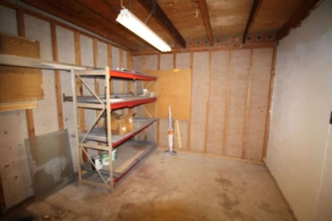 Building Photo - Spacious 4bd/2ba Featuring Central A/C and Large Private Yard