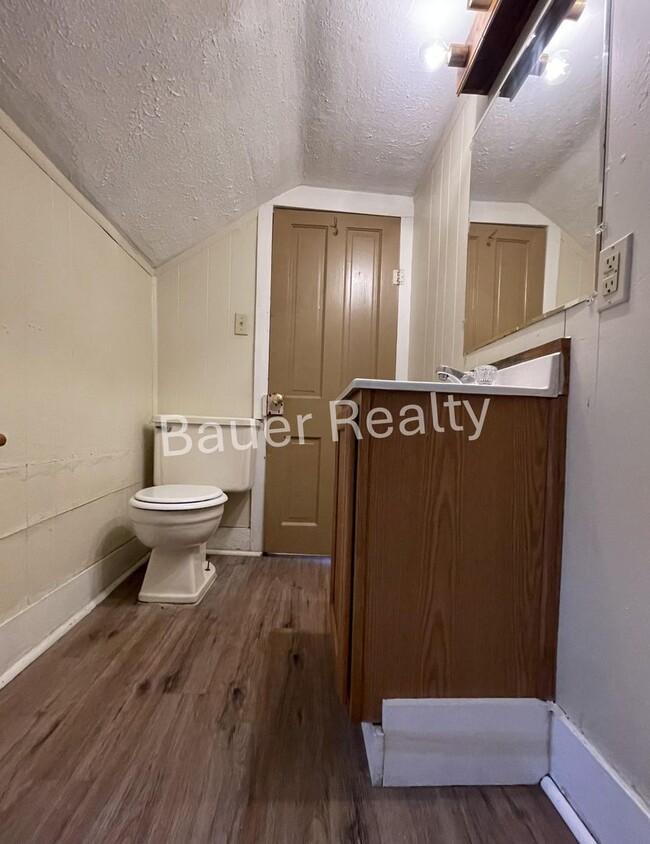 Building Photo - Three Bedroom Near the University