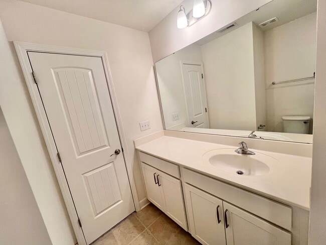 Building Photo - Stunning 3BD, 3BA Raleigh Townhome in an H...