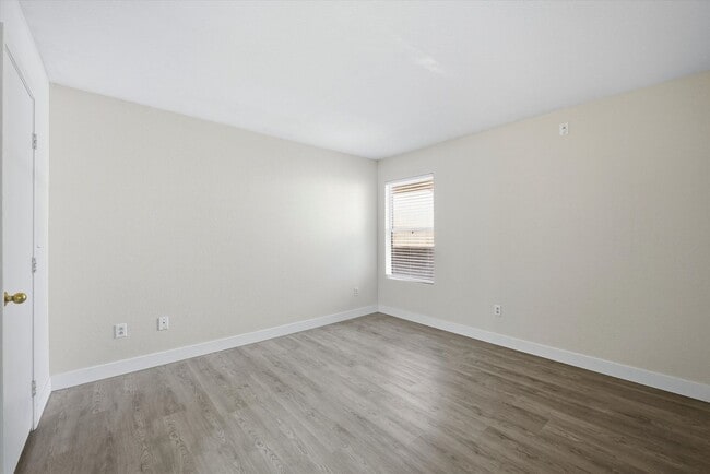 Building Photo - Nice Upgraded 2 Bedroom Condo in Gated Community - Eastern and 215