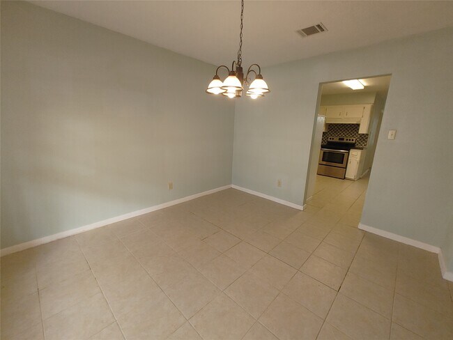 Building Photo - 633 Mosswood Dr