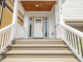 Building Photo - 915 E 37th St